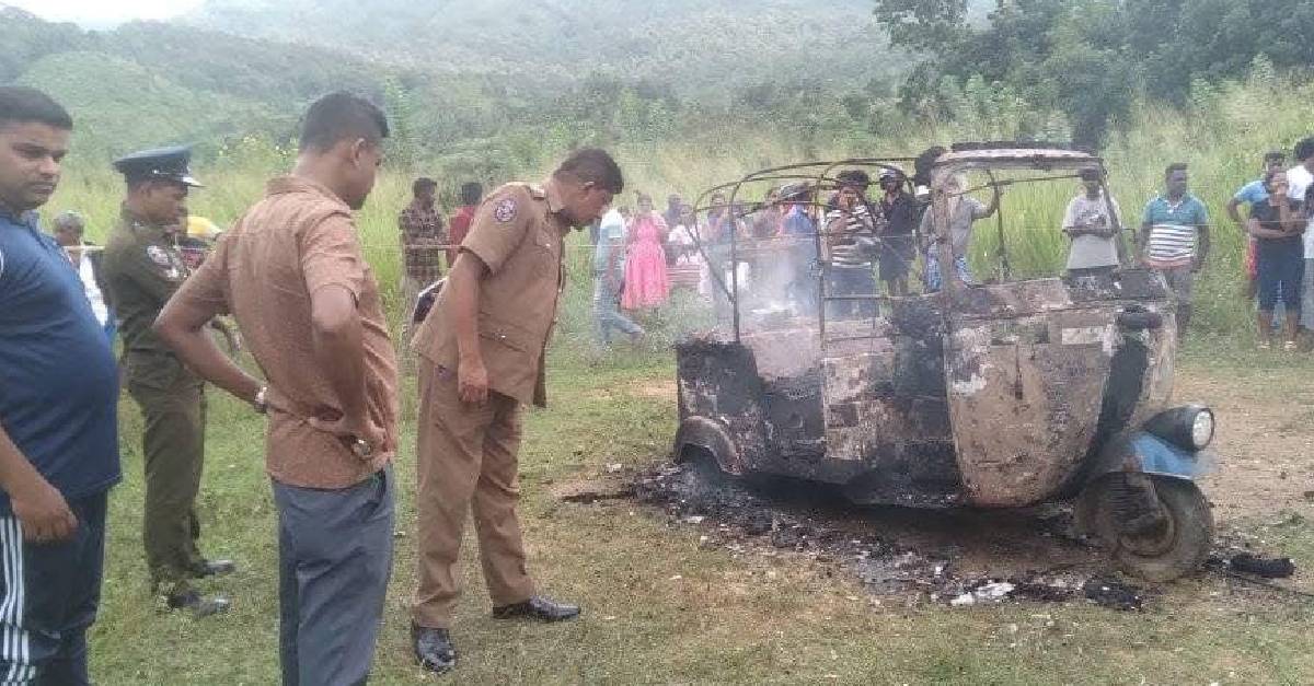 සුසාන භූමියේ ත්රීරෝද රථයක් සමග මළ සිරුරක් පිළිස්සෙයි – (PHOTOS)
